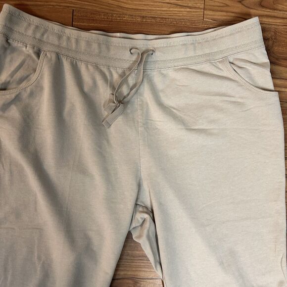 Bobbie Brooks Women 2X Khaki Pull On Capri Pants Elastic Waist - Picture 3 of 8